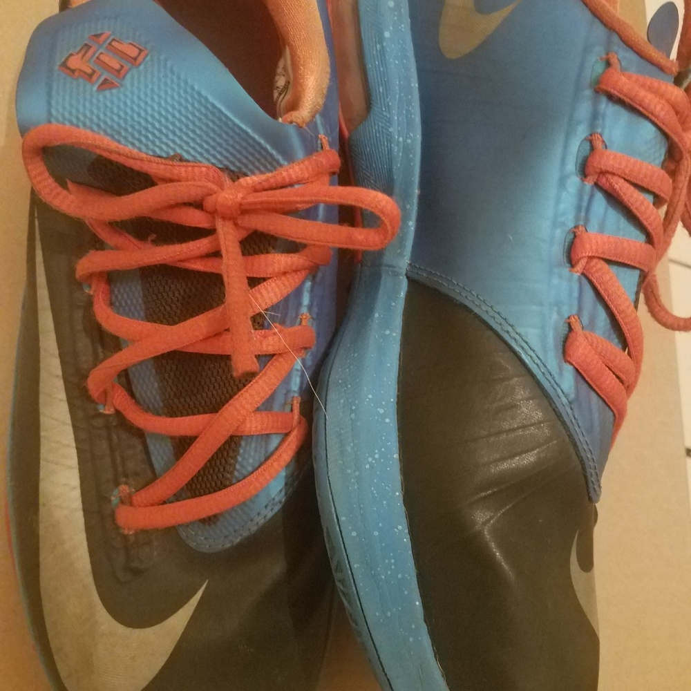 KD Sneakers (Kevin Durant) - Picture 2 of 3
